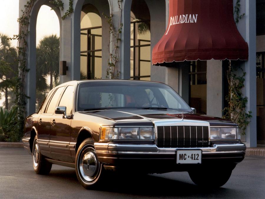  Lincoln Town Car 1992 года  (фото 10 из 16)
